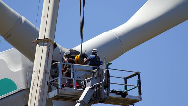 Unos operarios hacen tareas de mantenimiento en la turbina de un aerogenerador